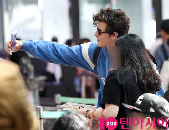 캐나다 출신 싱어송라이터 숀 멘데스(Shawn Mendes)가 26일 한국에서 첫 아시아투어를 마치고 인천국제공항을 통해 중국으로 출국하고 있다.