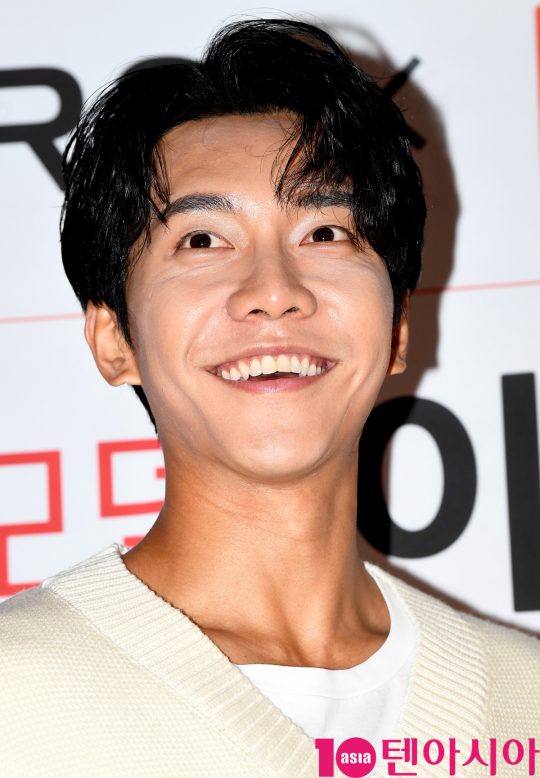 배우 이승기가 26일 오후 서울 이태원동 롭스 매장에서 열린 모델인 이승기 팬사인회에 참석하고 있다.