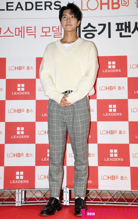 배우 이승기가 26일 오후 서울 이태원동 롭스 매장에서 열린 모델인 이승기 팬사인회에 참석하고 있다.