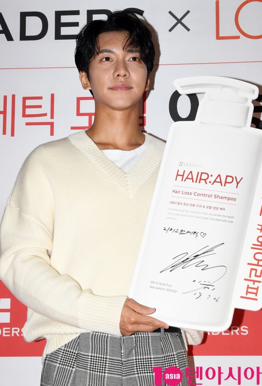 배우 이승기가 26일 오후 서울 이태원동 롭스 매장에서 열린 모델인 이승기 팬사인회에 참석하고 있다.