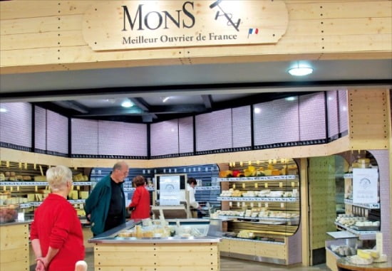 프랑스 리옹에 있는 몽(Mon's)치즈판매 매장 