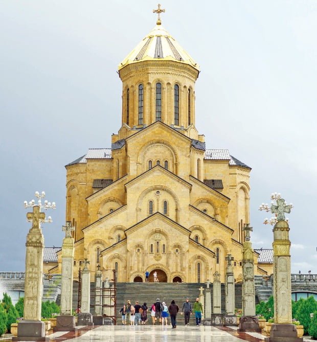조지아 정교회의 본산이자 트빌리시의 상징인 츠민다 사메바 성당 