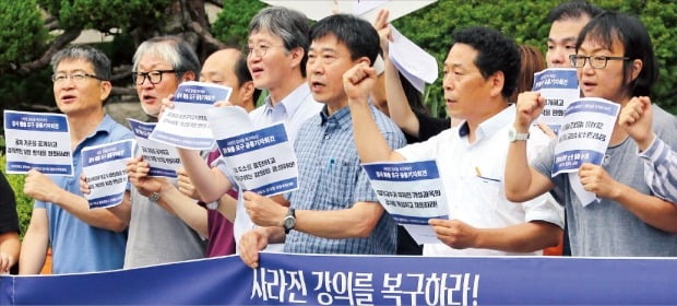 강사법 시행을 앞두고 있던 지난 7월 24일 서울 안암동 고려대 본관 앞에서 ‘시간강사 대거 확충’을 요구하는 기자회견을 하고 있는 고려대 강사대책공동위원회 소속 강사들.    /연합뉴스 