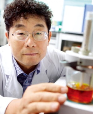부태웅 한국바이오젠 대표가 충북 괴산공장 연구실에서 실리콘 소재 성분을 측정기로 검사하고 있다.  /강태우  기자 