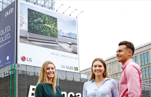 유럽 최대 가전전시회인 ‘IFA 2019’가 6~11일 독일 베를린에서 열린다. LG전자는 이 기간 베를린 시내에 옥외 광고를 통해 ‘리얼 8K’ 올레드 TV를 집중적으로 알릴 계획이다.   /LG전자 제공 