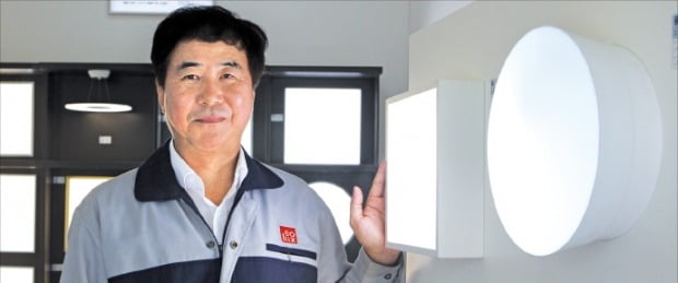 김복덕 소룩스 대표가 충남 공주 본사 공장에서 LED 조명등의 특징을 설명하고 있다.  /강태우 기자 