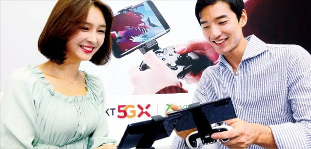 SK텔레콤 모델들이 4일 선보인 MS의 클라우드 게임 서비스 ‘엑스클라우드’를 체험하고 있다.  강은구 기자 egkang@hankyung.com 