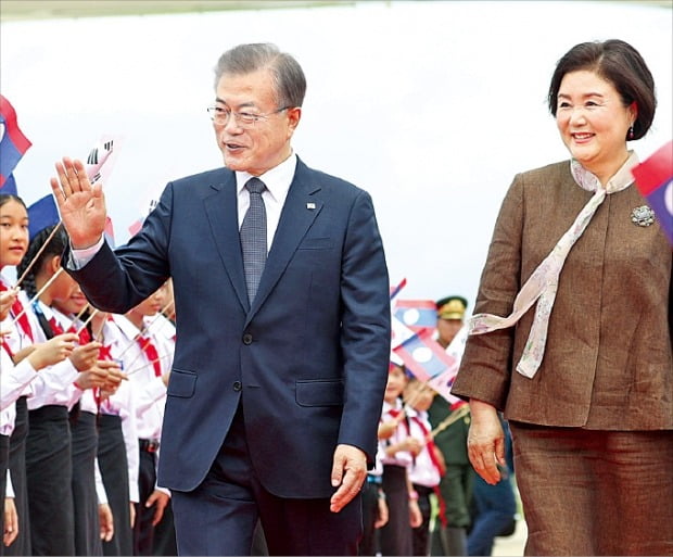 < 라오스 도착한 문 대통령 > 동남아시아 3개국을 순방 중인 문재인 대통령과 김정숙 여사가 5일 오후(현지시간) 라오스 와타이 국제공항에 도착해 어린이들의 환영을 받고 있다. 연합뉴스 