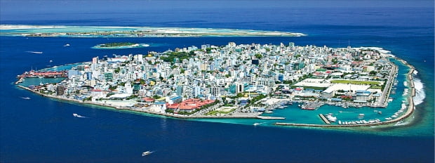 물에 잠긴 산호초 위에 건설한 몰디브의 인공 섬 훌루말레. 인간이 바다 위에 만든 평면이다.  소소의책 제공 
