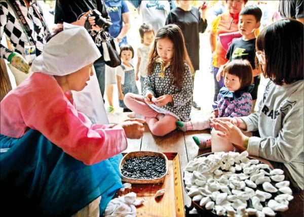 한국민속촌의 송편빚기 체험
 