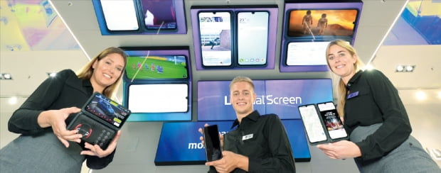 LG전자 모델들이 6일 독일 베를린에서 개막한 ‘IFA 2019’에서 듀얼스크린을 장착한 ‘LG V50S 씽큐’를 소개하고 있다.  연합뉴스 