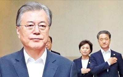 문 대통령 “아무도 흔들 수 없는 경제 만들 것”