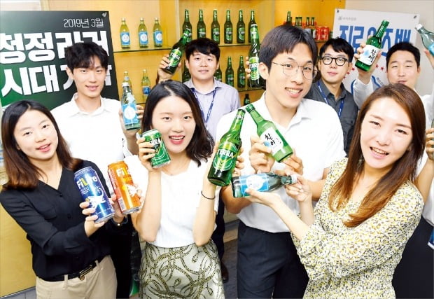 하이트진로 직원들이 서울 청담동 본사에서 ‘참이슬’과 ‘테라’ ‘필라이트’ 제품을 들어 보이고 있다.  강은구  기자   egkang@hankyung.com 