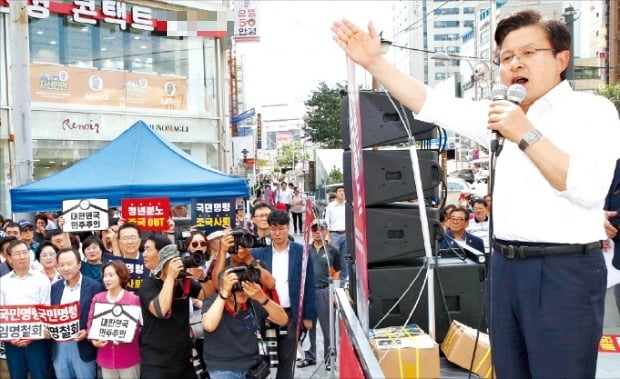 < 규탄대회 연 한국당 > 황교안 자유한국당 대표(맨 오른쪽)가 11일 인천 ‘부평 문화의 거리’ 앞에서 열린 ‘문재인 정권 규탄대회’에서 조국 법무부 장관 임명 철회를 요구하는 발언을 하고 있다.  연합뉴스 