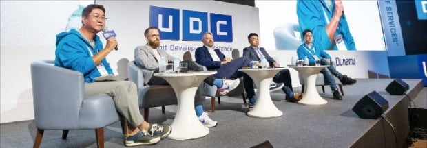 이석우 두나무 대표(맨 왼쪽) 등이 ‘업비트 개발자 콘퍼런스’에서 각국의 가상화폐 정책을 놓고 토론하고 있다.  두나무 제공
 