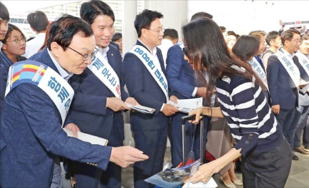 < 귀성 인사하는 민주당 > 이해찬 대표(맨 왼쪽)와 이인영 원내대표(왼쪽 두 번째) 등 더불어민주당 의원들이 11일 서울역 플랫폼에서 귀성객들에게 인사하고 있다.  김범준 기자 bjk07@hankyung.com 