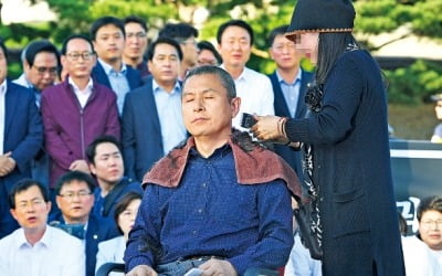 "조국 장관 파면하라"…제1야당 대표의 삭발