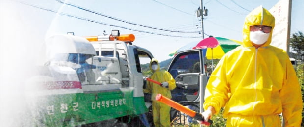 18일 경기 연천군 백학면의 한 양돈농가에서 아프리카돼지열병(ASF)이 발병해 방역당국이 소독작업을 하고 있다.  김범준 기자 bjk07@hankyung.com 