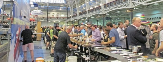 영국 런던 켄싱턴 올림피아 전시장에서 열리는 영국 맥주 페스티벌(GBBF)은 리얼 에일만 취급하는 맥주 축제다. 