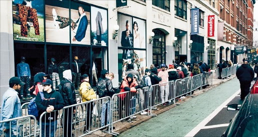 슈프림 뉴욕 매장 앞에서 ‘드롭’을 기다리는 사람들 