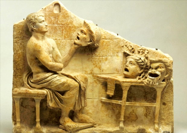 ‘가면을 보고 있는 시인’ 기원전 1세기, 대리석, 48.5㎝×59.5㎝, 미국 프린스턴대 미술관. 