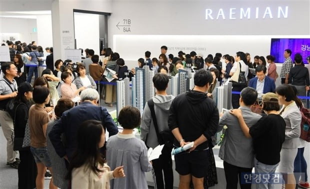 서울 삼성동 상아아파트2차 주택재건축정비사업 부지에 삼성물산이 건설하는 '래미안 라클래시' 모델하우스 모습. (자료 한경DB)