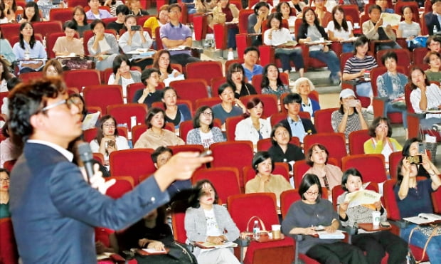 20일 서울 혜화동 동성고 강당에서 열린 ‘서울지역 자율형사립고 연합 입학설명회’에서 학부모들이 학교 관계자들에게 설명을 듣고 있다.  연합뉴스 