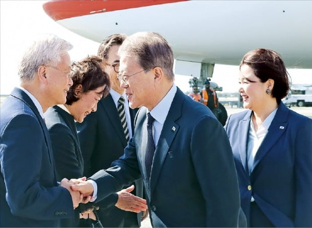 < 뉴욕 도착 > 미국을 방문한 문재인 대통령과 김정숙 여사가 22일(현지시간) 뉴욕JFK 공항에서 환영객들과 인사하고 있다.  /연합뉴스 