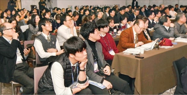 지난해 11월 7일 서울 광장동 그랜드워커힐호텔에서 열린 ‘글로벌 인재포럼 2018’ 행사에서 참석자들이 토론을 듣고 있다.  /김범준 기자 bjk07@hankyung.com 