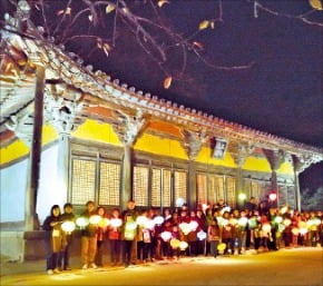 ‘그리운 부석사 달빛걷기’에 참가한 관광객들. 