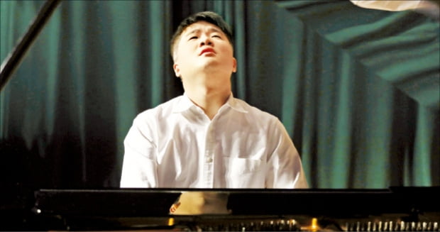 임동민이 24일 서울 한남동 스트라디움에서 쇼팽의 스케르초를 연주하고 있다.  