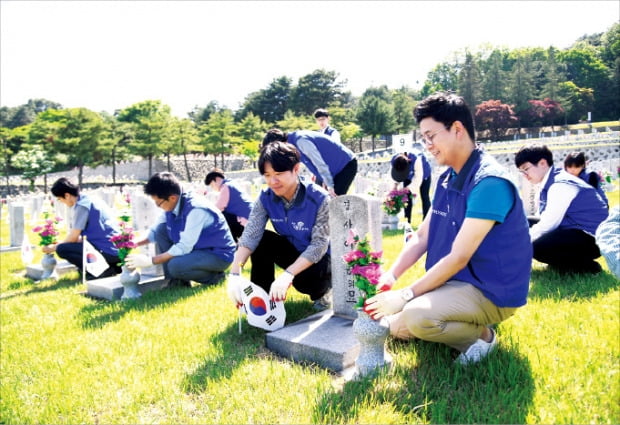 효성 임직원들이 국립묘지에서 정화 활동을 하고 있다. 효성 제공
 