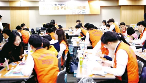미래에셋대우 희망체인봉사단원들이 지난달 서울 여의도 사옥에서 지역아동센터 아동들에게 코딩교육을 하고 있다.  미래에셋대우  제공 