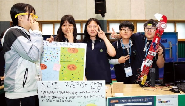 삼성물산 주니어물산아카데미 메이커 축제에 참여한 경기 부천 내동중 학생들이 직접 기획하고 만든 제작품을 선보이고 있다.    삼성물산 제공 