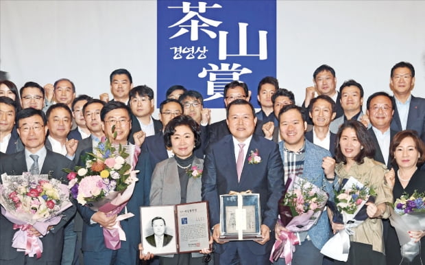 한국경제신문사 다산홀에서 27일 열린 제28회 다산경영상 시상식에서 전문경영인 부문 수상자인 황각규 롯데지주 부회장(앞줄 왼쪽 네 번째)과 부인 이옥희 씨(세 번째)가 임직원, 지인들과 함께 파이팅을 외치고 있다.  김범준 기자 bjk07@hankyung.com 