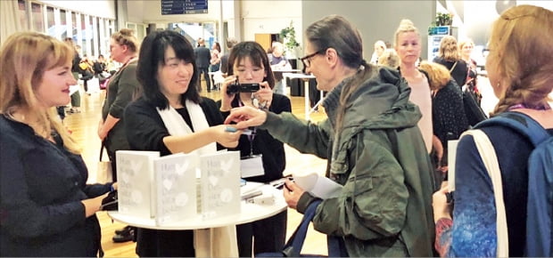 소설가 한강(왼쪽 두 번째)이 ‘2019 예테보리 국제도서전’에서 관람객들과 이야기하고 있다.  