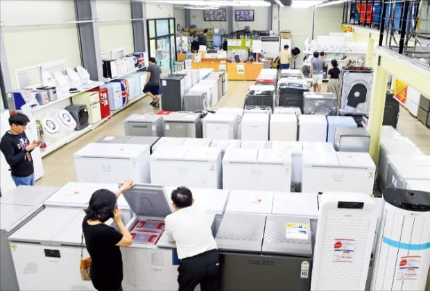 리퍼브 세탁기와 에어컨 등이 전시된 올랜드아울렛 파주 매장.  /강은구 기자 egkang@hankyung.com 