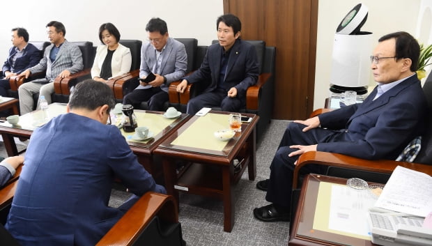 8일 국회에서 열린 더불어민주당 최고위원회의에서 이해찬 대표와 이인영 원내대표 등 참석자들이 굳은 표정으로 참석해 있다./김범준기자 bjk07@hankyung.com