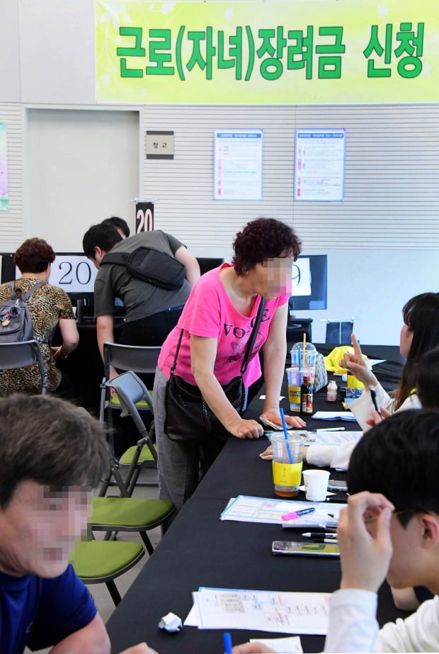 근로·자녀장려금을 받으려는 사람들이 최근 서울지역 한 세무서 창구에서 신청서를 접수하고 있다. 한경DB