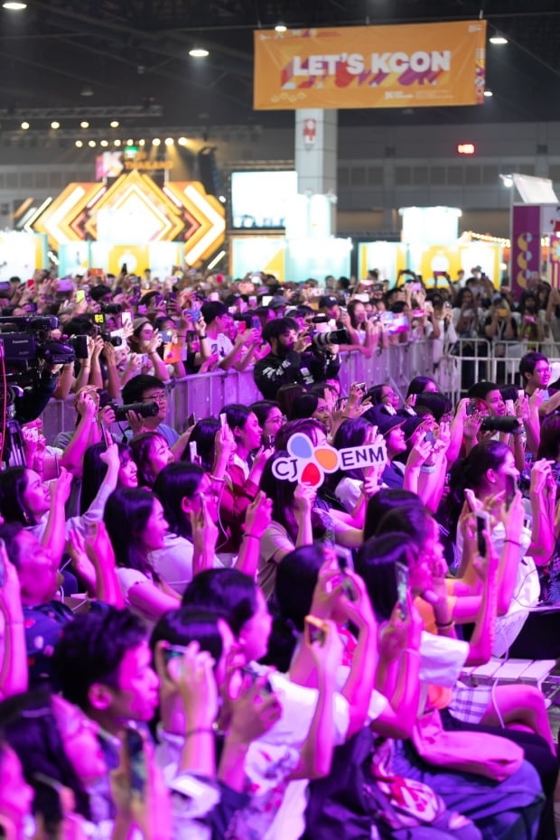 지난 28일  '케이콘 2019 태국' 컨벤션 현장을 찾은 K팝 가수에 관람객들이 환호하고 있다. 