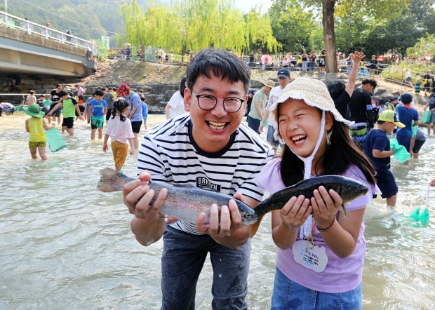 완주 와일드푸드축제, 맨손물고기잡기 체험