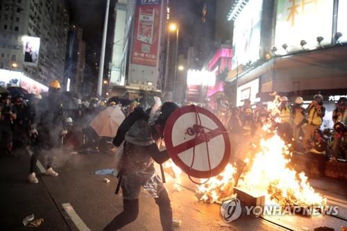 홍콩 경찰, 연일 고강도 대응…지하철에도 특공대 체포조 투입