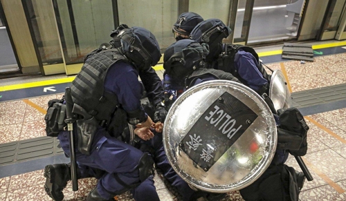 홍콩경찰, 연일 강경대응…실탄 경고에 지하철까지 특공대 투입