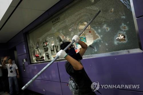 홍콩시위대, '공항 마비' 시도…中 오성홍기 불태우기도(종합)