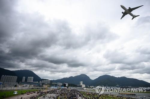 홍콩시위대, '공항 마비' 시도…中 오성홍기 불태우기도(종합)