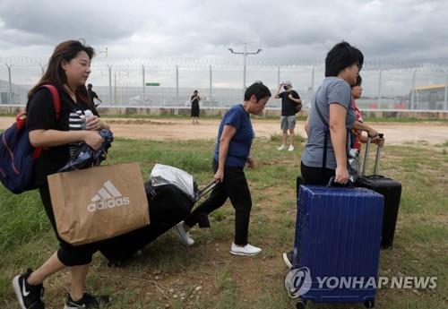 홍콩시위대, '공항 마비' 시도…中 오성홍기 불태우기도(종합)