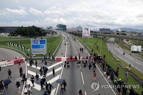 홍콩시위대, '공항 마비' 시도…中 오성홍기 불태우기도(종합)