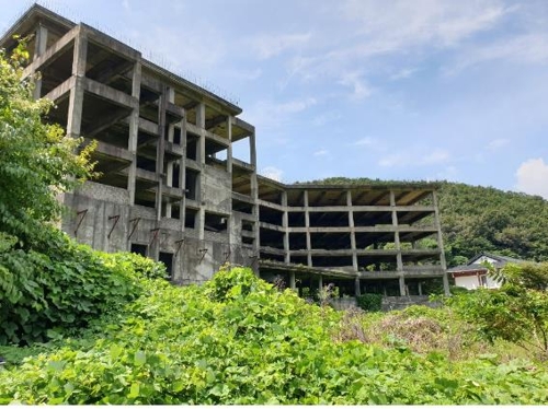 충남 공주 갑사 인근 '흉물' 호텔 구조물 철거된다