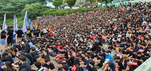 "전 총장 복귀 반대" vs "합법 절차"…경기대 점거농성 보름째