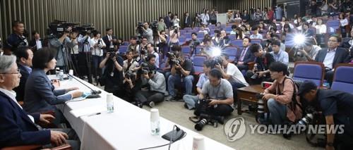 조국 앉았던 그 자리서 '반박 간담회'…한국당 180분 '曺때리기'